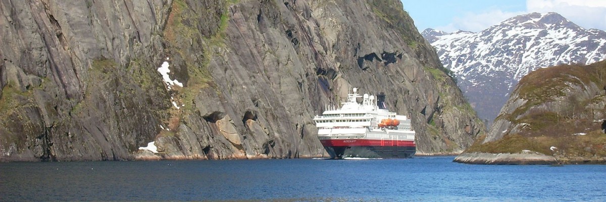 Schiff im Trollfjord
